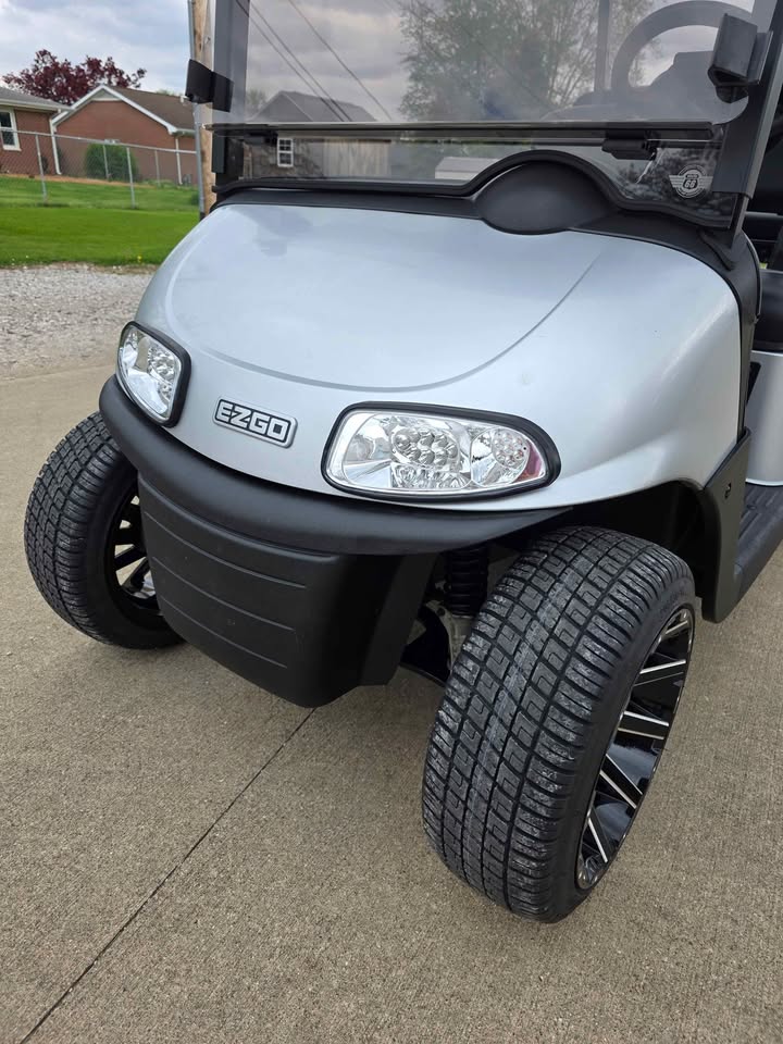 2022 EZGO RXV